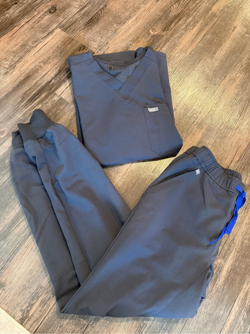 FIGS Men's Gray Cargo Jogger Pants and Top